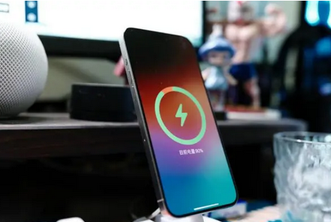三元苹果15换屏服务分享用什么充电器给iPhone15充电更好 